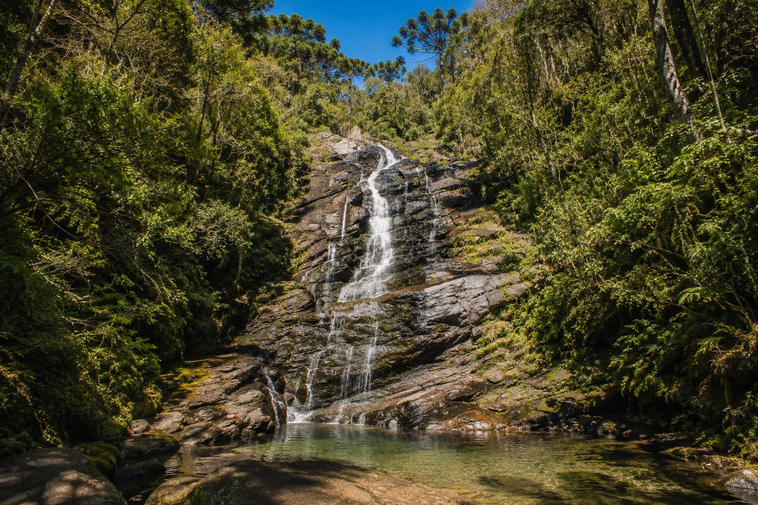 Cachoeira de águas cristalinas esverdeadas no inverno de Visconde de Mauá