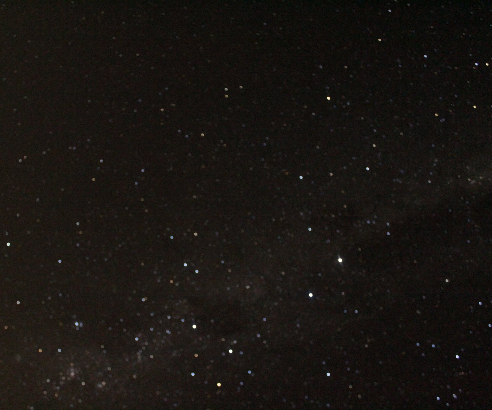 Céu estrelado com a Via Láctea sobre as montanhas de Visconde de Mauá no inverno