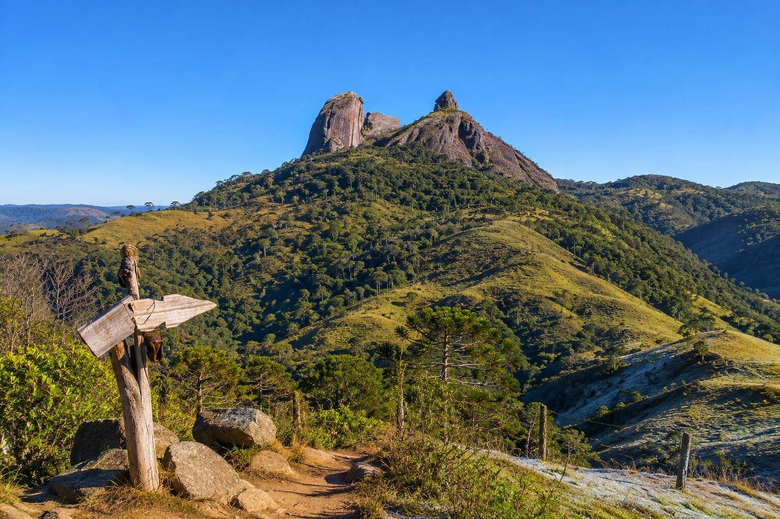 Pico da Pedra Selada com céu azul de inverno em Visconde de Mauá